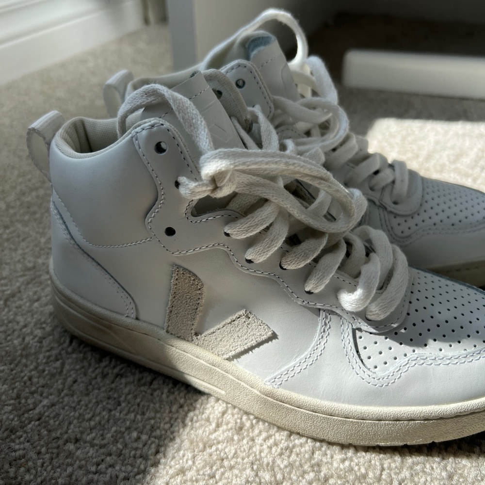 VEJA - V15 White Leather High-Top Sneakers with Suede V Logo